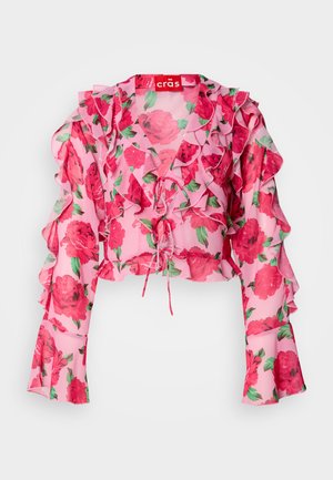 Rosa blommig crop top med volangärmar, knyt-detajl framtill och ett lätt, genomskinligt tyg med röda rosor och gröna blad.