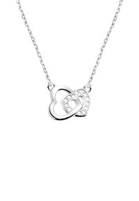 Sølv halskæde med to sammenflettede hjerter, det ene med glitrende sten og det andet med en glat overflade, på en tynd kæde.