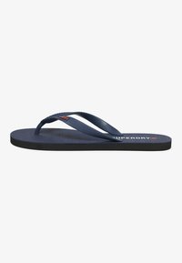 Marine gummiflip-flops med en tekstureret fodseng, smalle stropper og sort sål. Har et orange "Superdry" logo på stropen.