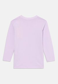 Langermet skjorte laget av myk stoff i lys lavendel, med rund halslinning og enkel design uten ekstra mønstre eller dekorasjoner.