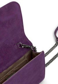 Fioletowa zamszowa torebka na ramię z łańcuszkiem; zapięcie na zatrzask; beżowe wnętrze z kieszeniami; gładka tekstura; minimalistyczny design.