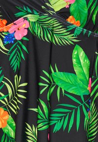 Tejido con estampado floral que presenta hojas verdes y flores vibrantes sobre un fondo negro. Textura suave con diferentes formas y colores de hojas.
