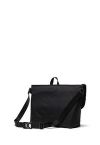 Borsa a tracolla nera realizzata in tessuto resistente, con design piatto, tracolla regolabile, manico superiore e una fibbia laterale sicura.