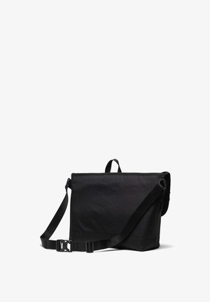 Borsa a tracolla nera realizzata in tessuto resistente, con design piatto, tracolla regolabile, manico superiore e una fibbia laterale sicura.