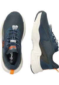 Baskets en mesh bleu et synthétique avec semelles blanches, dotées de lacets élastiques, d'accents orange et d'un col rembourré pour le confort.