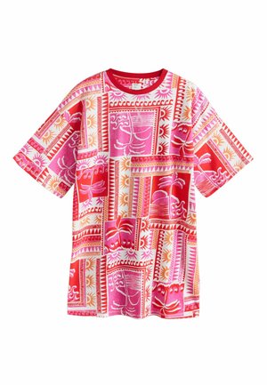 Rövid ujjú, kerek nyakú póló piros, rózsaszín és narancssárga trópusi blokkmintával, amely pálmafákat és nap motívumokat ábrázol.