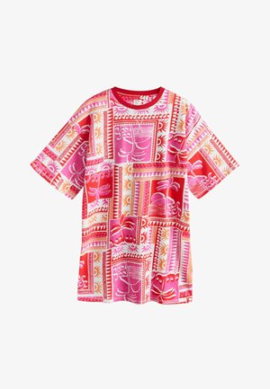 Tricou cu mânecă scurtă și gât rotund, cu imprimeu tropical în blocuri de culoare roșu, roz și portocaliu, reprezentând palmieri și motive solare.