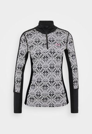 Camisa de mangas longas em preto e branco com gola de fecho, apresentando um padrão de flocos de neve e painéis laterais pretos contrastantes. Tecido macio e texturizado.