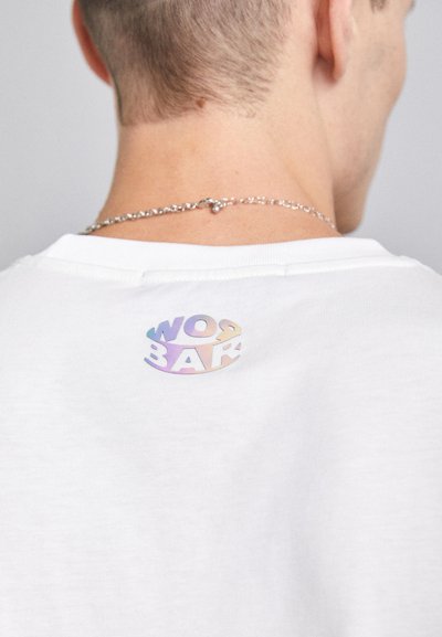 Biela tričko s holografickým kruhovým logom a textom "WOBAR" na chrbte blízko výstrihu. Bavlnený materiál, štandardný strih.