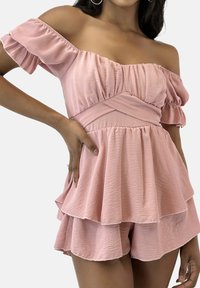 Rosa Schulterfreies Oberteil mit gerafften kurzen Ärmeln, mit einer taillierten Taille und einem geschichteten Peplum-Design über passenden Shorts. Weicher, strukturierter Stoff.