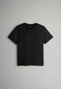 Simpel sort kortærmet crewneck T-shirt i bomuld, lagt fladt mod en lys grå baggrund.