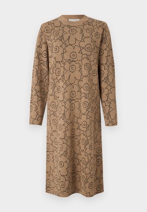 Gebreide bruine jurk met een bloemenpatroon in donkerbruin, lange mouwen, ronde halslijn en een relaxte pasvorm die onder de knie valt.