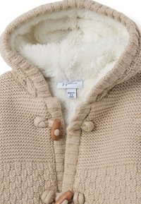 Giacca per neonati in maglia beige con bottoni a toggles e foderatura in morbida felpa bianca, taglia 3-6 mesi, etichetta del marchio visibile all'interno del cappuccio.