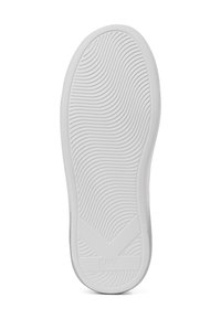 Valge kummist kinga tald, millel on laineline tekstuurimuster, kõrgendatud brändinimi ja eristuv kuju kanna ja külgede ulatuses.