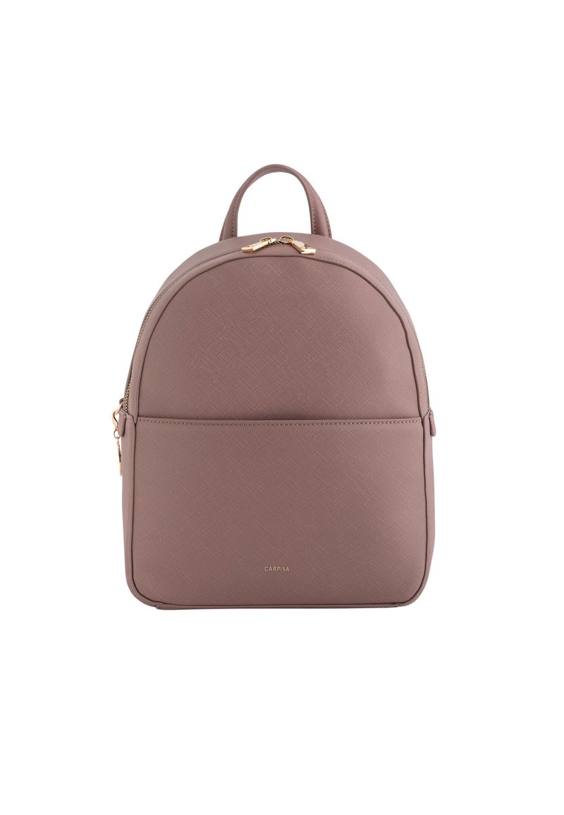 Mochila malva con una textura suave, parte superior redondeada, cremalleras doradas y un bolsillo delantero. Cuenta con una doble correa y un logo en la parte frontal inferior.