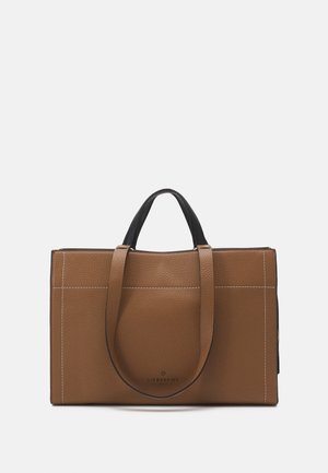 Bolso tote de cuero marrón con acentos negros, acabado texturizado, doble asa, detalles de costura blanca y logotipo en la parte inferior central.