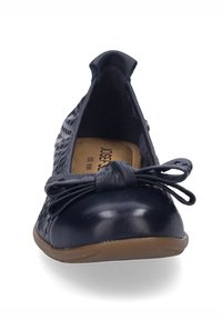 Navyblå läderskor utan snörning med perforerad design, rund tå och en rosettaccent fram. Mjuk beige inredning och gummisula.