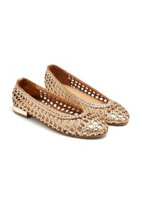 Bailarinas metálicas color oro rosa con un diseño abierto de tejido, punta redondeada y pequeño tacón de bloque. Forro interior suave sin acentos prominentes.