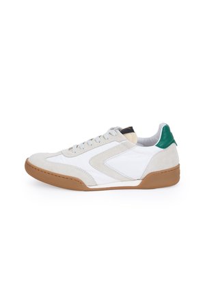 Sneaker casual basso con tomaia bianca e beige, dettaglio verde sul tallone, lacci bianchi e suola in gomma marrone su sfondo bianco.