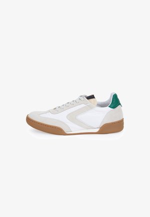 Lage casual sneaker met een wit en beige bovendeel, een groene hiel-detail, witte veters en een bruine rubberen zool op een witte achtergrond.