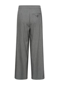 Pantalones de pierna ancha grises con un sutil patrón de rayas verticales, que cuentan con un único bolsillo trasero y una textura suave.