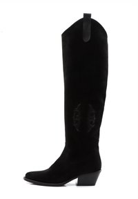 Botas de ante negras por encima de la rodilla con punta ajustada, detalles tallados en el lateral y un tacón cuadrado. Cuenta con una lengüeta trasera.