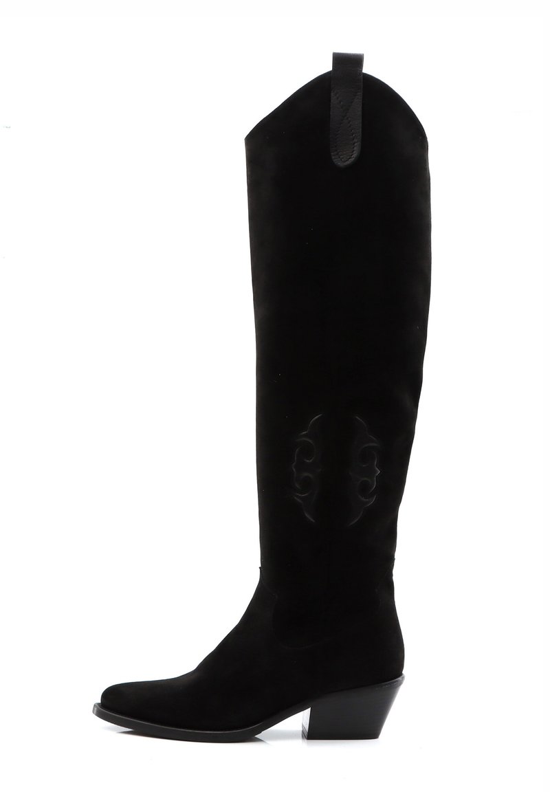 Botas de ante negras por encima de la rodilla con punta ajustada, detalles tallados en el lateral y un tacón cuadrado. Cuenta con una lengüeta trasera.