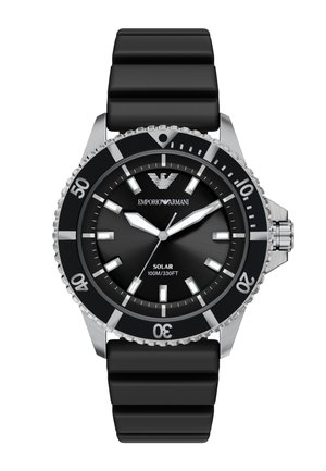 Emporio Armani solure med sort urskive, sølvmarkører, drejeligt bezel, sort silikonerem og vandmodstand op til 100 meter.