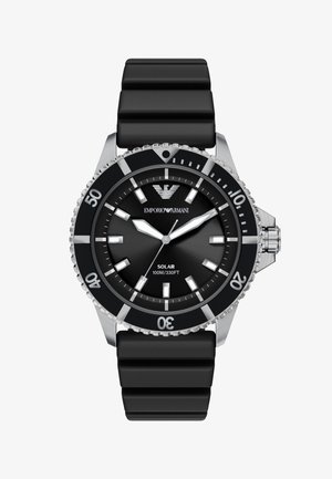 Emporio Armani solure med sort urskive, sølvmarkører, drejeligt bezel, sort silikonerem og vandmodstand op til 100 meter.