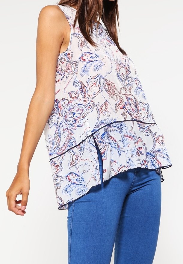 Top senza maniche leggero e a fantasia in crema con design floreale blu e rosso. Silhouette fluida con orlo stratificato e finiture nere.