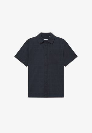 Camisa de botão de manga curta, em azul marinho escuro, com um padrão de grade texturizado, um bolso no peito e um design de gola clássica.