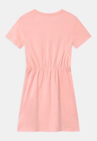 Różowa sukienka z krótkim rękawem, z gumką w talii, okrągłym dekoltem i długości do kolan, pokazana od tyłu na białym tle.