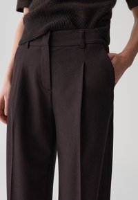 OPUS PANTS MID RISE LONG WIDE FIT - Pantalon classique - midnight brown