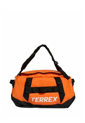 Sac polochon orange et noir avec une bandoulière, poignées avant et logo "TERREX" blanc sur le côté.