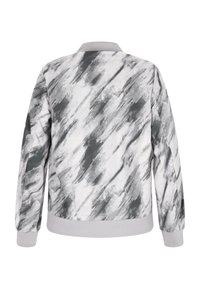 Jachetă bomber gri și albă, cu un model abstract de tușe de pensulă, cu manșete și guler ribanați, din material texturat.