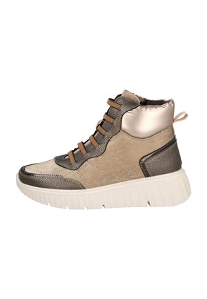 Zapatilla alta en tonos beige y bronce con paneles texturizados, cordones marrones, collar acolchado y suela blanca gruesa con relieves.