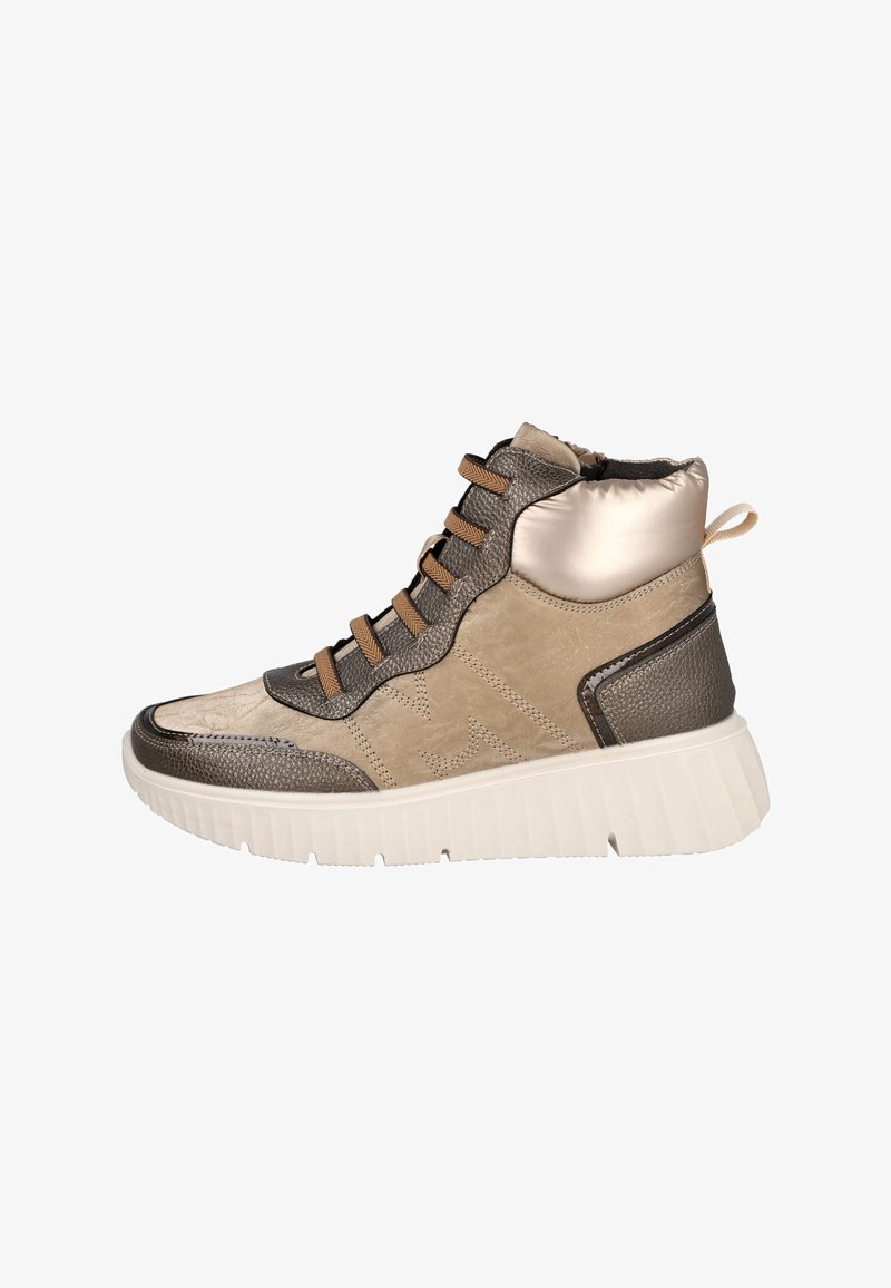 Zapatilla alta en tonos beige y bronce con paneles texturizados, cordones marrones, collar acolchado y suela blanca gruesa con relieves.
