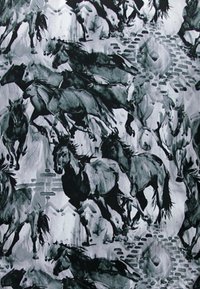 Zwart-wit bedrukte stof met dynamische, overlappende silhouetten van galopperende paarden, met verschillende schaduwen en texturen doorheen.