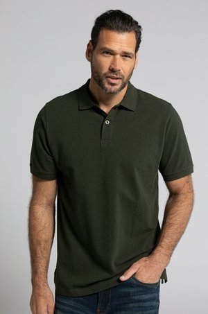 Polo de color verde oscuro con mangas cortas, cuello clásico y dos botones en el escote, hecho de un tejido texturizado.