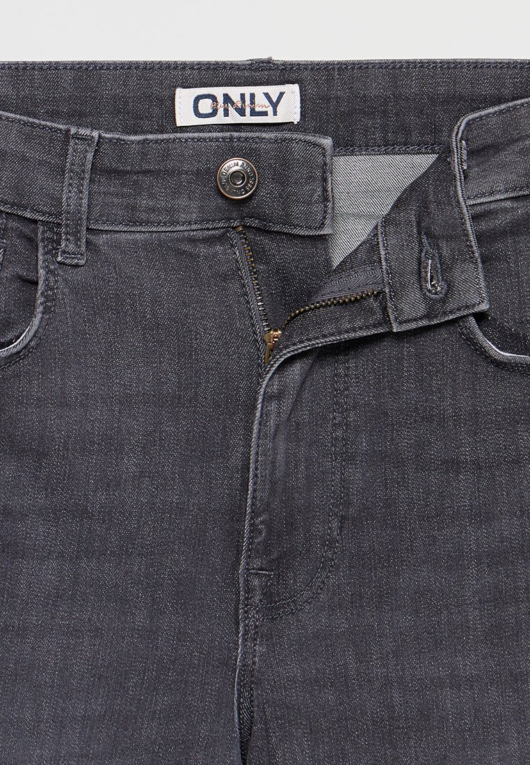 Jeans in denim grigio scuro con chiusura a zip e bottone. Presentano tasche standard e un'etichetta con la scritta "ONLY" in vita.
