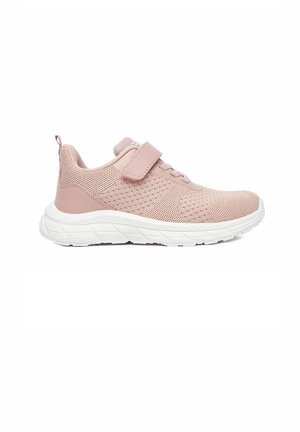 Pink mesh sneaker med tyk hvid sål, velcrolukning og snørebånd, sidevisning på hvid baggrund.