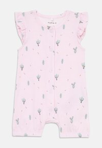 Combinaison courte à manches courtes rose clair avec des accents de volants, ornée d'un imprimé de cactus et de fleurs. Fermeture à pression à l'avant et matière en coton doux.