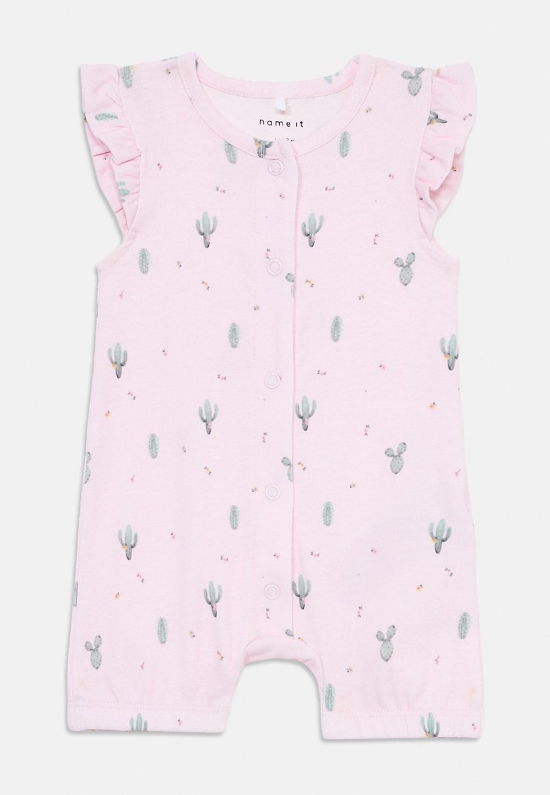 Combinaison courte à manches courtes rose clair avec des accents de volants, ornée d'un imprimé de cactus et de fleurs. Fermeture à pression à l'avant et matière en coton doux.
