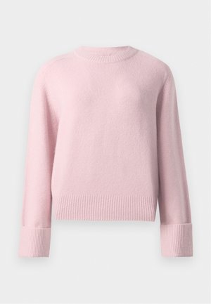 Zachte roze trui met ronde hals en lange mouwen, ribgebreide manchetten en zoom, weergegeven op een effen witte achtergrond.