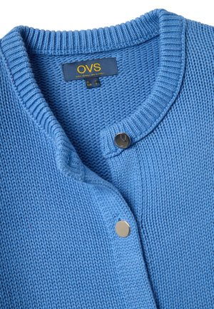 Cardigan blu lavorato a maglia con scollo rotondo e bottoni a pressione argentati, etichettato OVS taglia small per Italia ed Europa.
