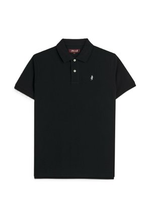 Polo nero a maniche corte con due bottoni e piccolo logo bianco ricamato sul lato sinistro del petto, posato disteso su sfondo bianco.