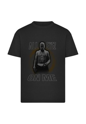 Zwart T-shirt met een man zonder shirt met tatoeages en een ketting, met de tekst "ALL EYEZ ON ME" boven en onder de figuur.