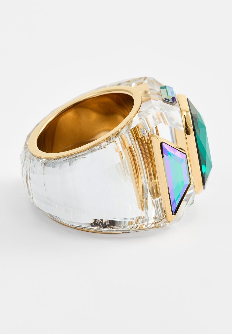 Chunky transparenter Ring mit goldenem Inneren und großen grünen und irideszenten geometrischen Edelsteinen an der Oberseite.