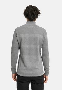Pullover-Sweater in Hellgrau mit strukturiertem Strick, kontrastierenden horizontalen Streifen, hohem Kragen und gerippten Bündchen. Einfaches, klares Design.