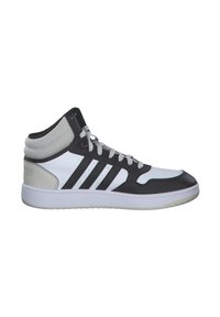 Scarpe da ginnastica alte di colore nero, bianco e grigio. Presentano materiali in pelle sintetica e rete, tre strisce nere e una suola testurizzata.